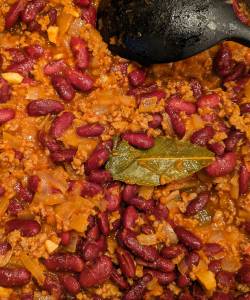 ひき肉と豆のピリ辛トマト煮