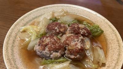 白菜と大きな肉だんごの煮込み