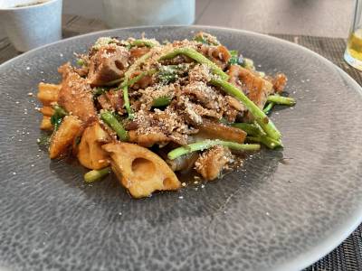 れんこんと豚肉のオイスター黒酢炒め