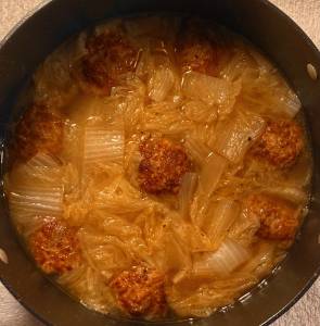 白菜と大きな肉だんごの煮込み