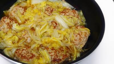 白菜と大きな肉だんごの煮込み