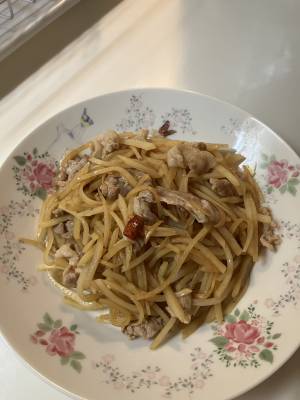 新じゃがと豚肉のせん切り炒め