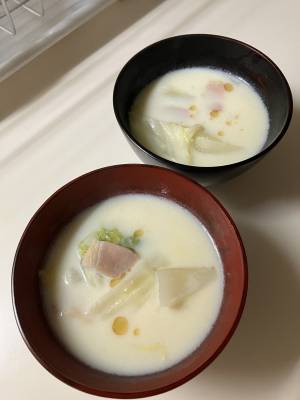 白菜とベーコンの豆乳スープ