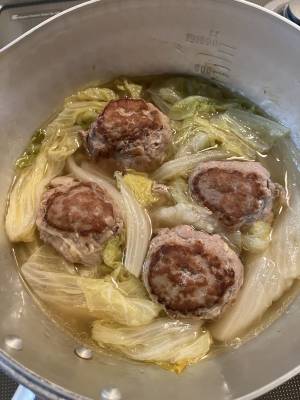 白菜と大きな肉だんごの煮込み