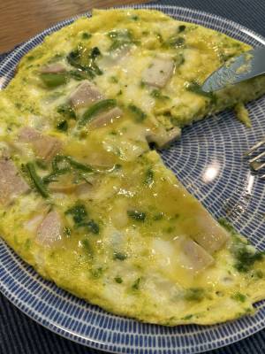 菜の花とハムのオ－プンオムレツ