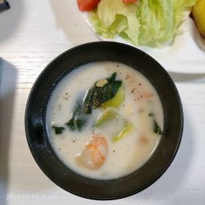 ベーコンとチンゲンサイのコクみそ汁