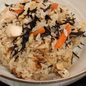 鶏肉とひじきの炊き込みご飯