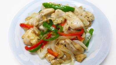 新たまねぎと鶏肉の黒こしょう炒め