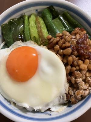 焼きねぎ納豆と目玉焼き