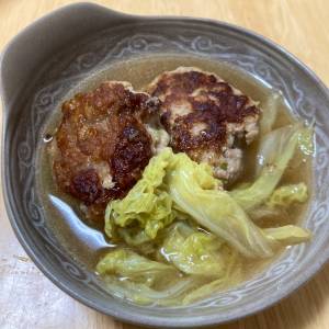 白菜と大きな肉だんごの煮込み