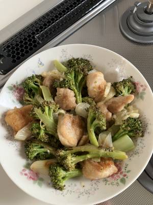 ブロッコリーと鶏肉の塩レモン炒め