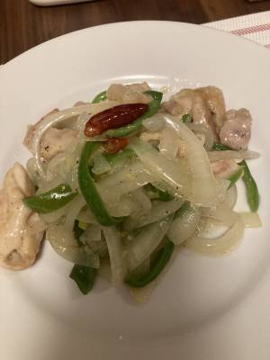 新たまねぎと鶏肉の黒こしょう炒め