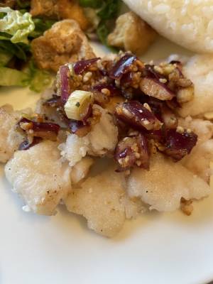 揚げ魚のタイ風ハーブソース