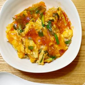 チリかにたま丼
