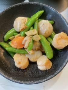 スナップえんどうと帆立てのしょうが炒め