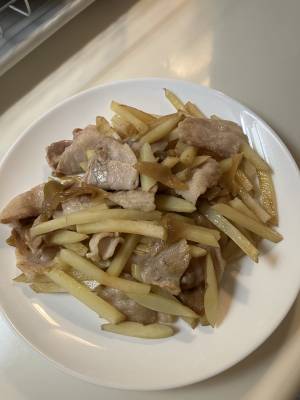 新じゃがと豚肉のザーサイ炒め