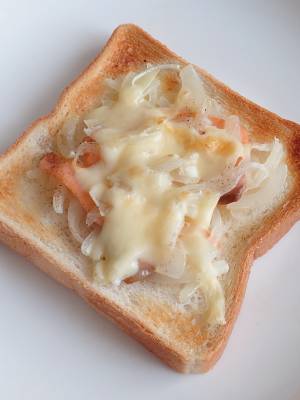 スモークサーモンのピザトースト