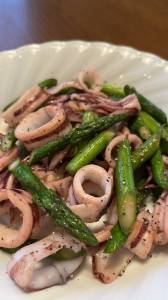 アスパラとやりいかの黒こしょう炒め