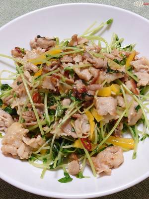 豆苗と豚肉のたくあん炒め