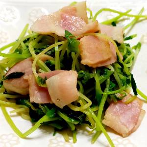 豆苗とベーコンのバターじょうゆ炒め