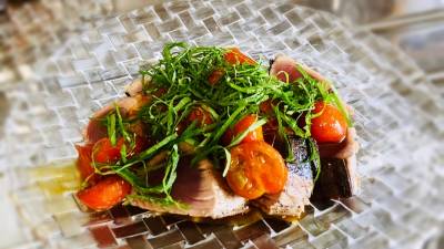 かつおステーキ ガーリックミニトマトソース