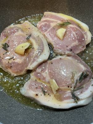 豚肉のハーブマリネソテー