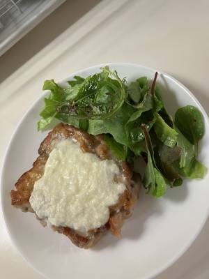 チキンソテーのチーズソース