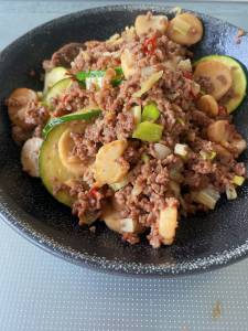 牛ひき肉とズッキーニの炒め物