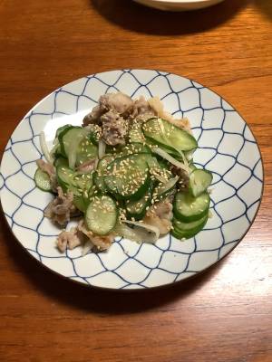 きゅうりとカリカリ豚のごまサラダ