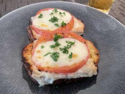 Wチーズのジューシートマトトースト