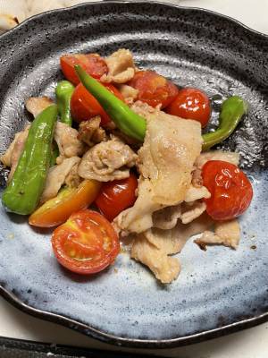 豚こまとミニトマトのにんにくマヨソテー