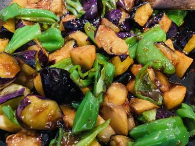 なすとじゃがいも、ピーマンの黒酢炒め