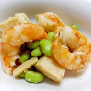 グリンピースとたけのこ、えびのアンチョビソース