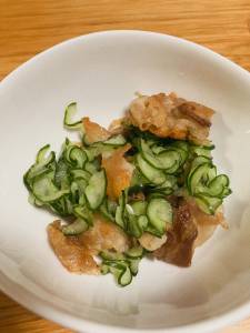 きゅうりとカリカリ豚のごまサラダ