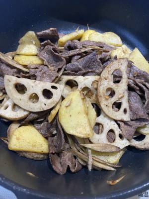 じゃがごぼれんこんと牛肉のオイスター炒め