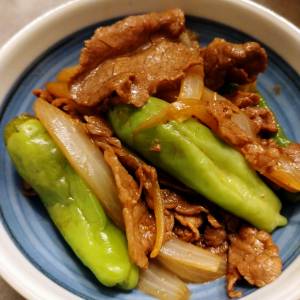 牛肉とたまねぎ、ししとうの炒め丼