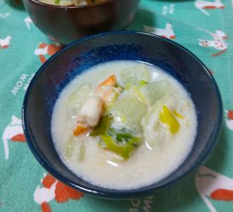 白菜とえびの豆乳煮