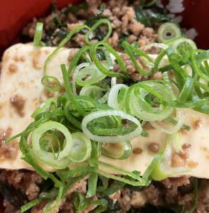 丸ごと豆腐のマーボー風煮込み