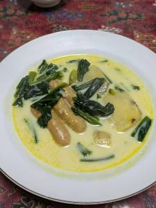 ソーセージとさつまいも、ほうれんそうのカレークリーム煮