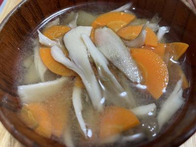 ごぼうとまいたけの具だくさんみそ汁