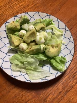 アボカドとモッツアレラのサラダ