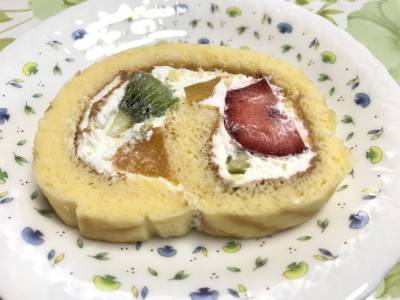 フルーツフルーツロールケーキ