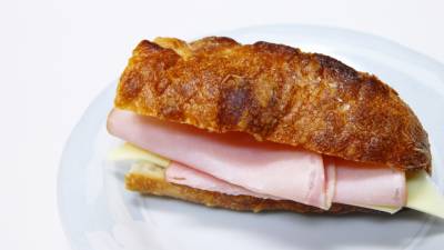 生ハムとチーズのフランスパンサンド