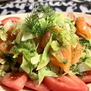 キャベツとスモークサーモンのサラダ