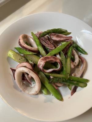 アスパラとやりいかの黒こしょう炒め