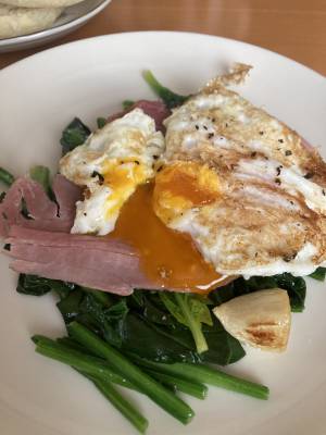 ほうれんそうソテー 目玉焼きのせ