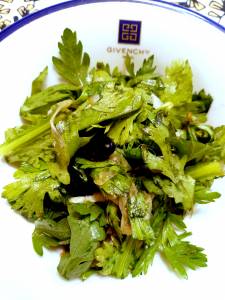 春菊と新たまねぎのガーリックサラダ