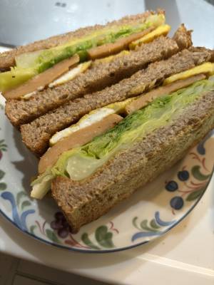 キャベツとランチョンミートのサンドイッチ