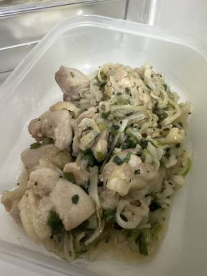 鶏肉と豆苗の塩にんにく炒め