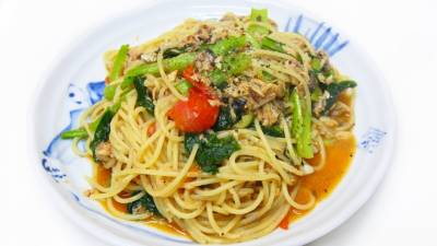 さば缶と小松菜、ミニトマトのパスタ